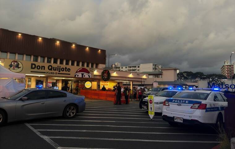 VICTORIA BUDIONO / VBUDIONO@STARADVERTISER.COM
                                Onlookers and police are seen outside the Don Quijote supermarket on Kaheka Street Wednesday evening as a barricade situation forced the store to close.