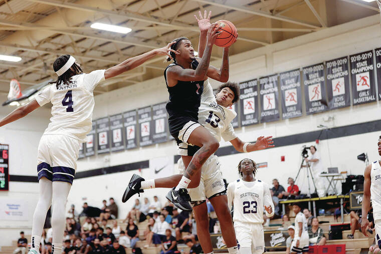 ANDREW LEE / SPECIAL TO THE STAR-ADVERTISER
                                Veritas’ guard Travis Paleo (11) drives to the basket past Brewster’s forward Preston Fowler (13) during the Iolani Classic Boys Basketball Semifinal Game Friday at Iolani School in Honolulu.