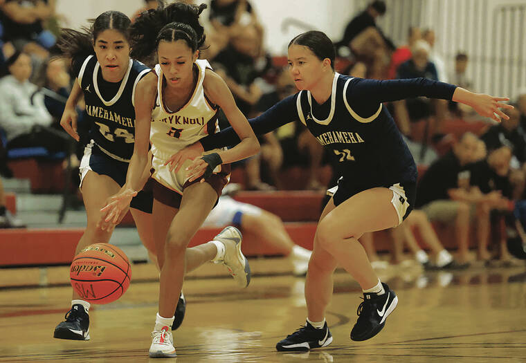 JAMM AQUINO / JAQUINO@STARADVERTISER.COM
                                Maryknoll’s Skylynn Moore cut between Kamehameha’s Rylee Cabuyadao-Caswell and Jayda Felix during the first half on Saturday.